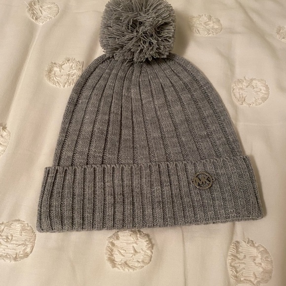 𝅺MICHEAL Kors Winter Beanie - Picture 3 of 9